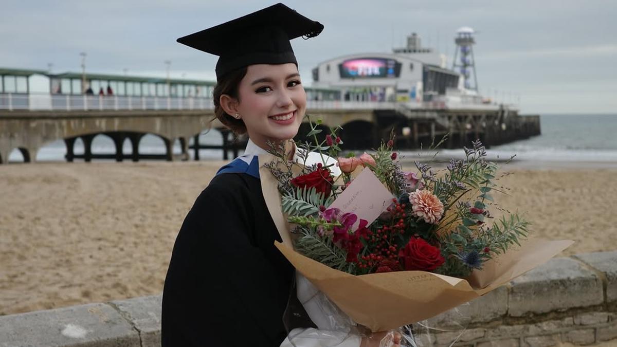 6 Gaya Anggun Sarah Menzel Pakai Kebaya Putih saat Wisuda di Bournemouth University