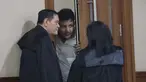 Terdakwa kasus peredaran narkotika di dalam Rumah Tahanan (Rutan) Salemba, Muhamad Ammar Akbar alias Ammar Zoni (tengah), sesaat sebelum mengikuti sidang pembacaan putusan di Pengadilan Negeri Jakarta Pusat, Kamis (23/4/2026). Aktor Muhamad Ammar Akbar alias Ammar Zoni divonis 7 tahun penjara dan denda Rp 1 miliar dalam kasus peredaran narkotika di dalam rumah tahanan Salemba. (Kapanlagi.com/Budy Santoso)