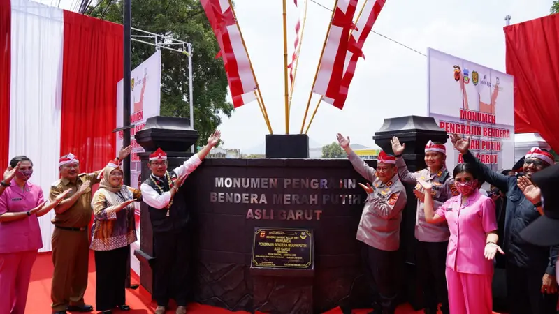 Gubernur Jabar Ridwan Kamil, bersama Kapolda Jabar Irjen. Pol Suntana, Kapolres Garut AKBP Wirdhanto Hadicaksono dan Bupati Garut Rudy Gunawan meresmikan monumen kampung Bendera Merah Putih. (Liputan6.com/Jayadi Supriadin)