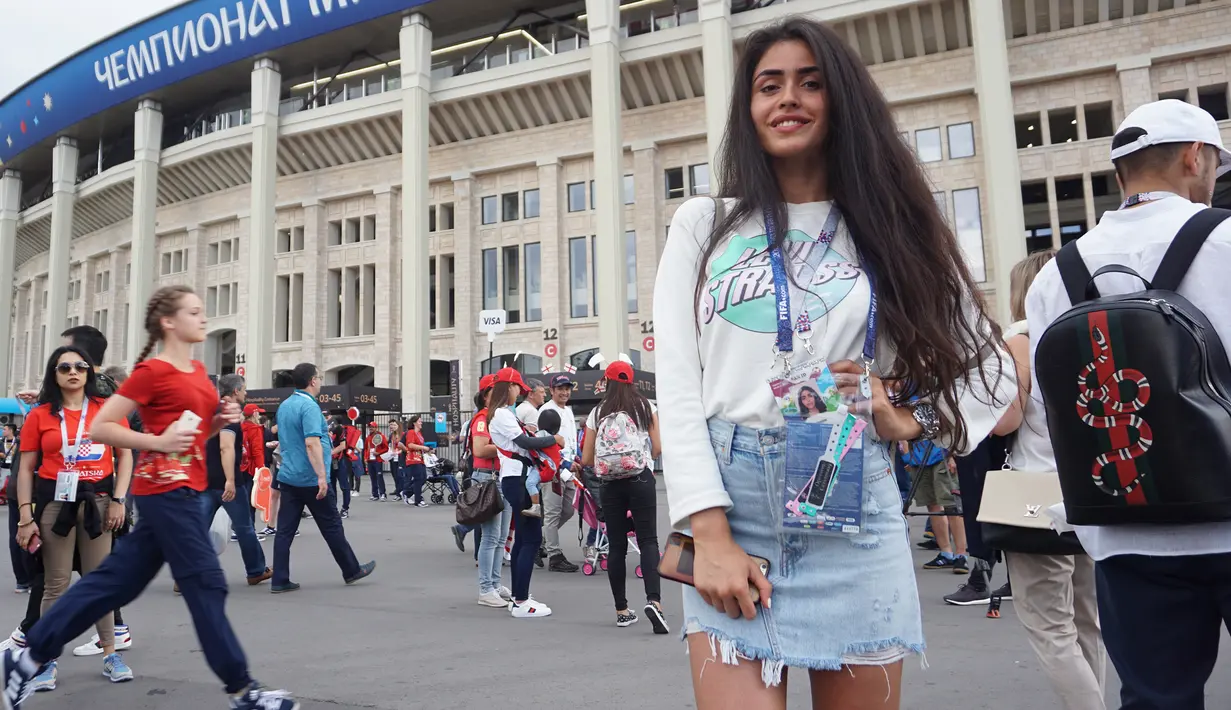 Kalau tadi Carla, kini giliran Emina yang saya minta untuk pose bak foto model. Suporter ramah ini ternyata berasal dari Eropa Timur tepatnya Montenegro, negaranya tidak lolos tapi dirinya datang untuk Kroasia. (Bola.com/Okie Prabhowo)