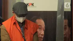 Tersangka kasus dugaan gratifikasi dan tindak pidana pencucian uang (TPPU) Gazalba Saleh mengenakan rompi oranye usai menjalani pemeriksaan di Gedung Merah Putih KPK, Jakarta, Kamis (30/11/2023). Hakim agung nonaktif Gazalba Saleh kembali ditahan oleh Komisi Pemberantasan Korupsi (KPK). (Liputan6.com/Herman Zakharia)