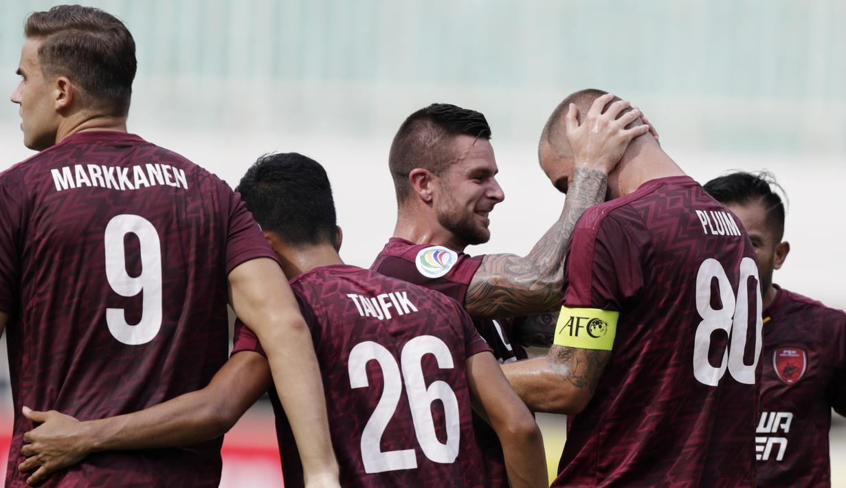 Para pemain PSM Makassar merayakan gol yang dicetak Wiljan Pluim ke gawang Lao Toyota FC pada laga Piala AFC 2019 di Stadion Pakansari, Bogor, Rabu (13/3). PSM menang 7-3 atas Lao. (Bola.com/M. Iqbal Ichsan)