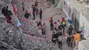 Meski hidup dalam keterbatasan, warga Palestina di Gaza tetap berupaya menghidupkan suasana Ramadan dengan beragam kreativitas. Tampa dalam foto, warga Palestina menggantungkan hiasan Ramadan di samping reruntuhan rumah yang hancur di Khan Younis, Jalur Gaza selatan, Minggu 15 Februari 2026. (AP Photo/Abdel Kareem Hana)