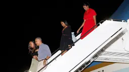 Presiden AS Barack Obama bersama keluarga turun dari pesawat Air Force One saat tiba di Honolulu, Hawaii, AS (16/12). Obama akan berlibur ke Hawaii untuk merayakan Natal disana. (REUTERS / Kevin Lamarque)