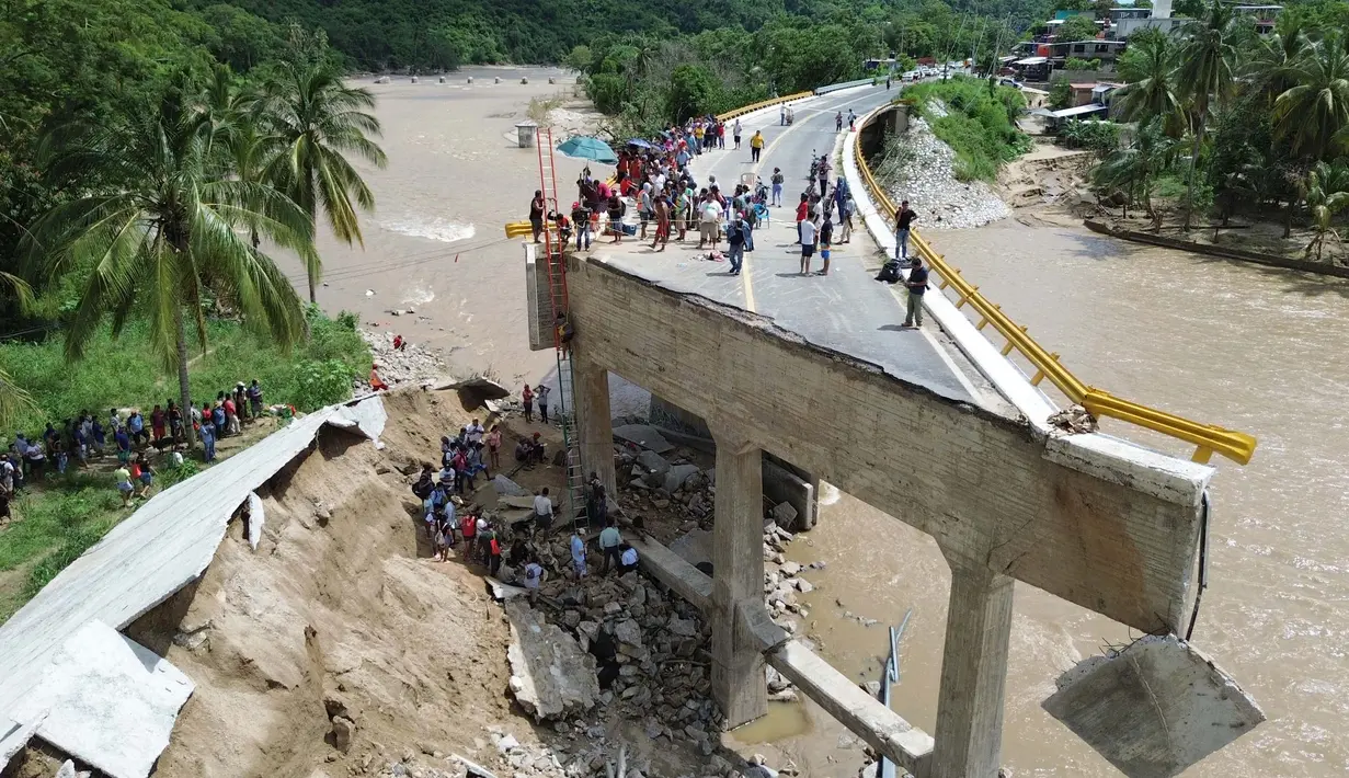 Selang beberapa waktu, Badai John mereda kemudian terbentuk kembali di lepas pantai, memicu guyuran hujan deras dan banjir. (Francisco ROBLES/AFP)