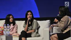 Selebgram Hanggini P Retto (tengah) saat pembicara dalam diskusi panel di acara XYZ Day 2018 di The Hall, Senayan City, Jakarta, Rabu (25/4). Diskusi ini mengangkat topik "Keeping Up With Generation Z". (Merdeka.com/Iqbal S Nugroho)
