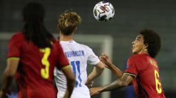 Gelandang timnas Belgia, Axel Witsel berebut bola dengan pemain timnas Islandia, Albert Gudmundsson pada matchday kedua UEFA Nations League A Grup 2 di King Baudouin Stadium, Rabu (9/9/2020) dini hari WIB. Belgia yang sempat tertinggal, menang telak 5-1 atas Islandia. (AP Photo/Francisco Seco)