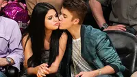 Saat jarum jam berdetak dan mengganti tahun 2017 menjadi 2018, Selena ingin bersama dengan Justin Bieber dan merasakan hangat ciumannya di awal tahun. (billboard)
