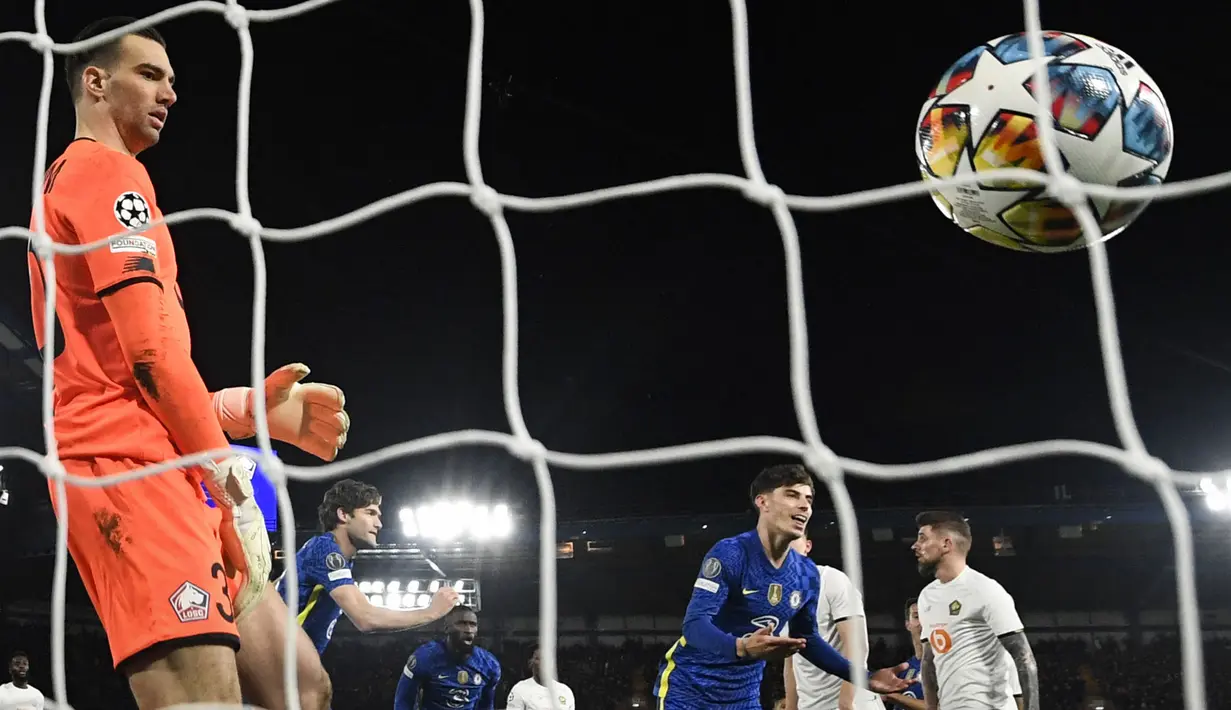 The Blues hanya butuh tujuh menit untuk memimpin kedudukan. Gol tercipta dari Kai Havertz yang sukses mengkonversi umpan sepak pojok Hakim Ziyech lewat tandukannya. (AFP/Glyn Kirk)