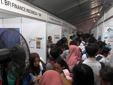 Sejumlah calon pelamar kerja mencari informasi di salah satu stand "Job Fair Tangsel 2018" di BSD, Kamis  (19/7). Job Fair ini diselengarakan Dinas Ketenagakerjaan (Disnaker) pemerintah kota Tangerang Selatan (Tangsel). (Merdeka.com/Arie Basuki)