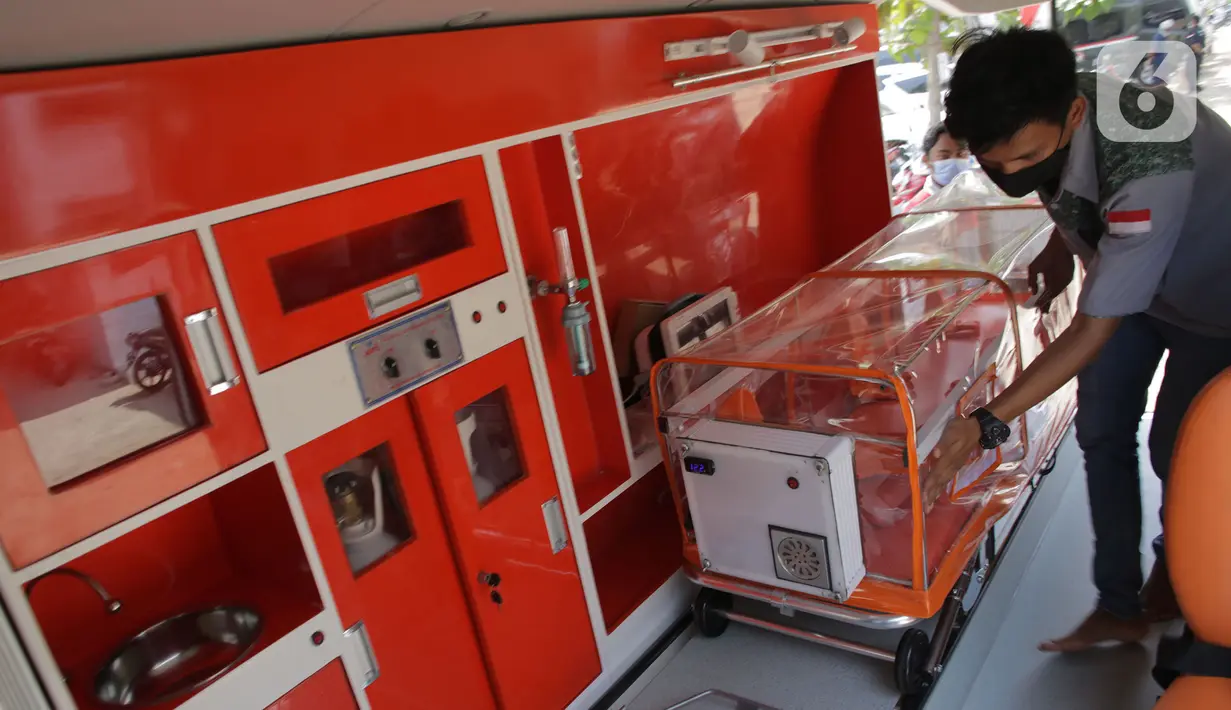 Pekerja menyelesaikan pemasangan lampu sirene mobil ambulans di Babelan, Kabupaten Bekasi, Jawa Barat, Minggu (27/9/2020). Perakitan mobil ambulans meningkat 100 persen menjadi 700 unit saat pandemi COVID-19 dengan harga Rp 20 juta hingga Rp 1,5 milliar. (Liputan6.com/Herman Zakharia)