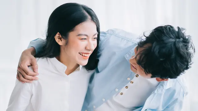 perempuan dan pasangan yang bahagia bersama