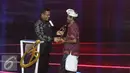 Menteri perindustrian Saleh Husin, memberikan piala penghargaan kepada I Wayan Patut Raih dalam ajang Liputan6 Awards 2016 SCTV Kategori Lingkungan Hidup di Studio 6 Emtek City, Jakarta, Kamis (26/5/2016). (Liputan6.com/Herman Zakharia)