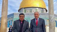 Menteri Inggris Urusan Timur Tengah Lord Ahmad (kiri) saat berkunjung ke Kompleks Masjid Al Aqsa. (Dok. Twitter/@tariqahmadbt)