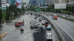Sejumlah kendaraan menghindari genangan air di Jalan S Parman di ruas depan Kampus Trisakti dan Universitas Tarumanegara, Jakarta, Selasa (21/2). Banjir di kawasan ini disebabkan meluapnya beberapa sungai di Jakarta Barat. (Liputan6.com/Gempur M Surya)