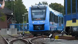 Kereta api bertenaga hidrogen pertama di dunia tiba di stasiun untuk memulai layanan komersial di Bremervoerde, Jerman, 16 September 2018. Kereta hidrogen ini dapat mencapai kecepatan maksimum 140 kilometer per jam. (AFP / Patrik STOLLARZ)