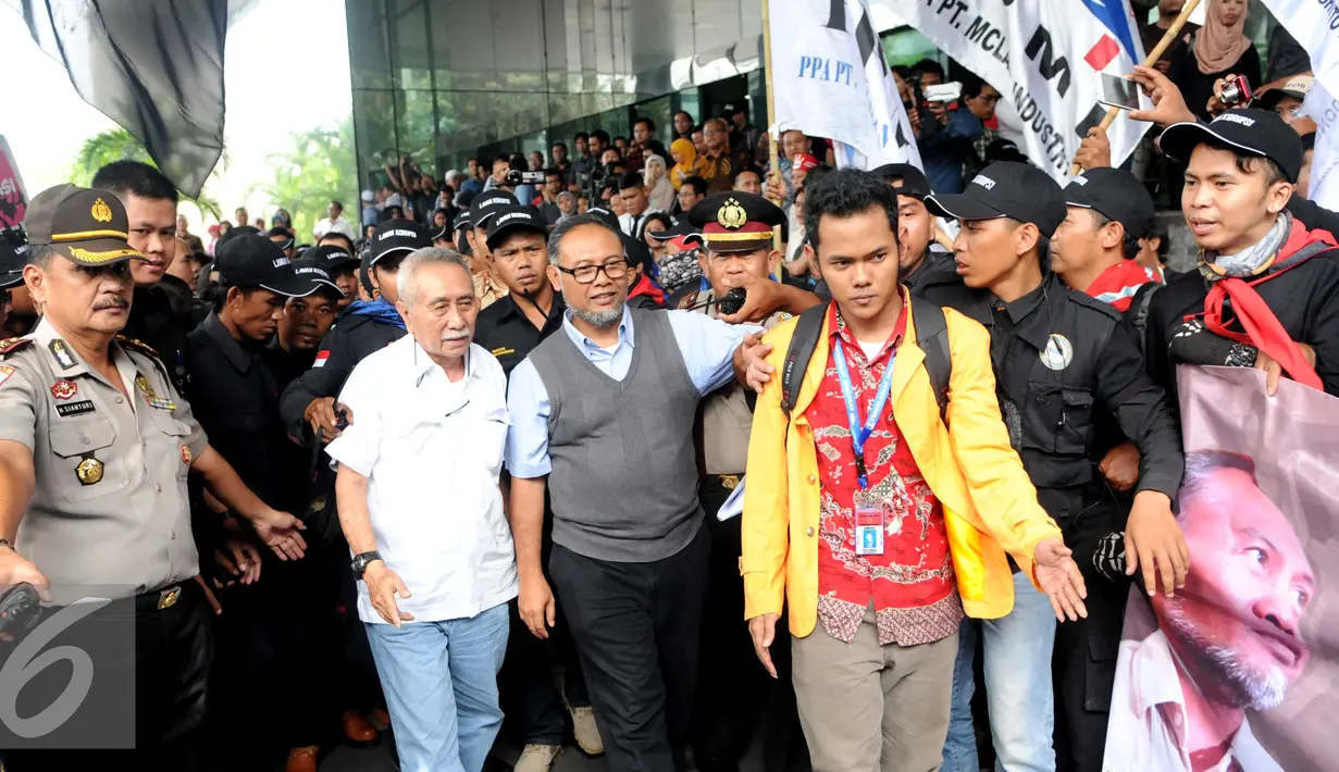 Sejumlah masyarkat sipil melepas mantan Wakil Ketua KPK Bambang Widjojanto di gedung KPK, Jakarta (18/12). BW telah habis masa jabatannya seiring dipilihnya pimpinan baru KPK periode 2015-2019. (Liputan6.com/Helmi Afandi)