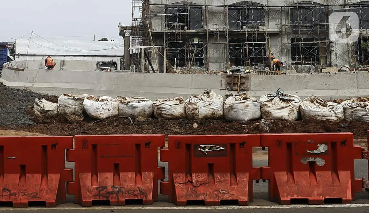 Pekerja menyelesaikan proses pembangunan underpass di Jalan Dewi Sartika, Depok, Jawa Barat, Rabu (16/11/2022). Progres pembangunan underpass yang melintang dari arah Dewi Sartika ke Jalan Margonda Raya dengan panjang penanganan 970 meter dan panjang underpass 470 meter itu sudah mencapai 70 Persen. (Liputan6.com/Herman Zakharia)
