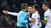 Pemain Juventus melakukan protes kepada wasit  pada laga lanjutan Liga Champions yang berlangsung di stadion Stade de Suisse, Swiss, Kamis (13/12). Juventus kalah 1-2 atas Young Boys. (AFP/Fabrice Coffrini)