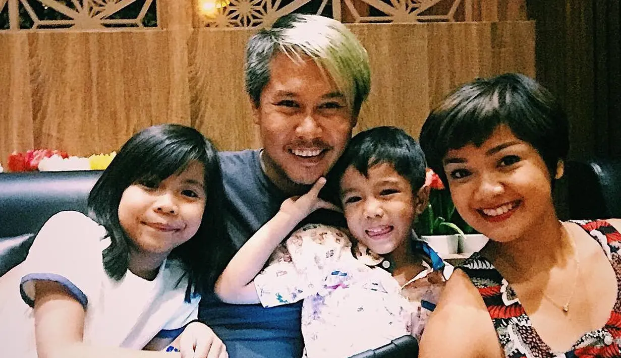 "Dengan harga tiket yang selangit saat Lebaran. Pakai pesawat atau kereta pun sama aja. Keluarga udah sangat fleksibel banget. Susah banget ngumpulin keluarga," imbuh Nirina. (Foto: instagram.com/nirinazubir_)