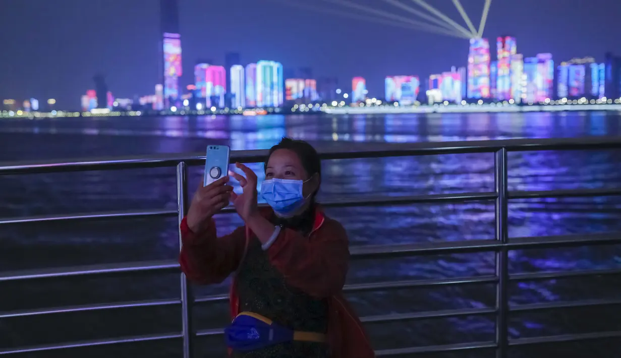Penumpang berada di atas kapal feri di Wuhan, Provinsi Hubei, China, Rabu (22/4/2020). Mulai 22 April 2020, semua transportasi umum di Wuhan kembali beroperasi seperti sediakala. (Xinhua/Shen Bohan)