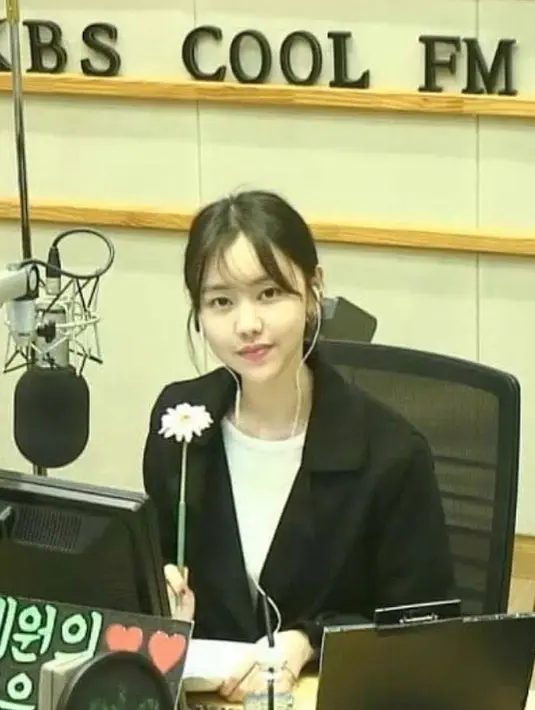 Tak hanya terjun di dunia akting, Kim Ye Won juga aktif sebagai penyiar radio. Kini ia disibukkan dengan aktivitasnya sebagai DJ radio di program Heart Fluttering Night with Kim Ye Won. (Foto: instagram.com/__kimyewon)