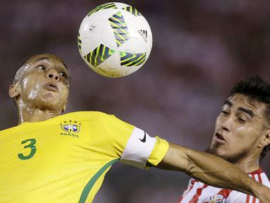 Bek Brasil, Miranda, duel udara dengan striker Paraguay, Dario Lezcano, pada kualifikasi Piala Dunia 2018 di Stadion Chaco, Paraguay, Rabu (30/3/2016). Kedua tim bermain imbang 2-2. (Reuters/Jorge Adorno)