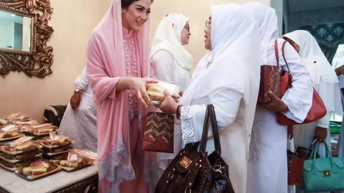 Nina Zatulini dan jemaah pengajian