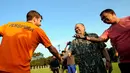 Ketua Umum PSSI, La Nyalla Mattalitti (kedua kanan) bersalaman dengan Robertino Pugliara di Lapangan C Senayan, Jakarta, Selasa (5/5/2015). La Nyalla memberikan motivasi pada pemain Persipura jelang berlaga di AFC 2015. (Liputan6.com/Helmi Fithriansyah)