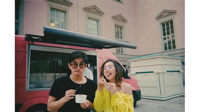 Momen kebersamaan Bio One dan Beby Tsabina saat menikmati es krim.