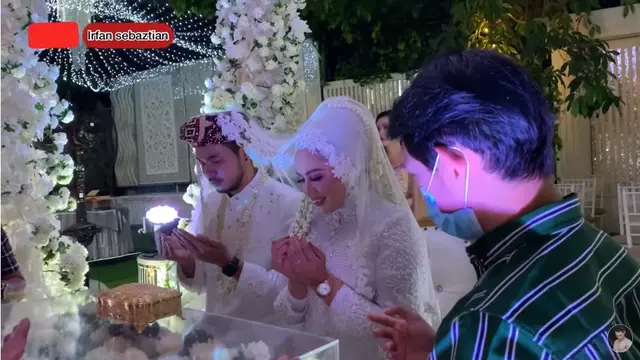 Resmi Jadi Suami Istri, Ini 6 Momen Akad Nikah Elly Sugigi dan Irwan Aher