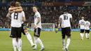 Para pemain Jerman merayakan gol yang dicetak Toni Kroos ke gawang Swedia pada laga grup F Piala Dunia di Stadion Fisht, Sochi, Sabtu (23/6/2018). Gol injury time dirinya beri kemenangan untuk Jerman. (AP/Frank Augstein)