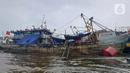 Sejumlah kapal bersandar saat banjir rob di Pelabuhan Muara Baru, Penjaringan, Jakarta Utara, Rabu (28/12/2022). Banjir ROB, hujan deras dan  cuaca buruk melanda kawasan Pelabuhan Muara Baru saat siang menjelang sore hari. (Liputan6.com/Johan Tallo)
