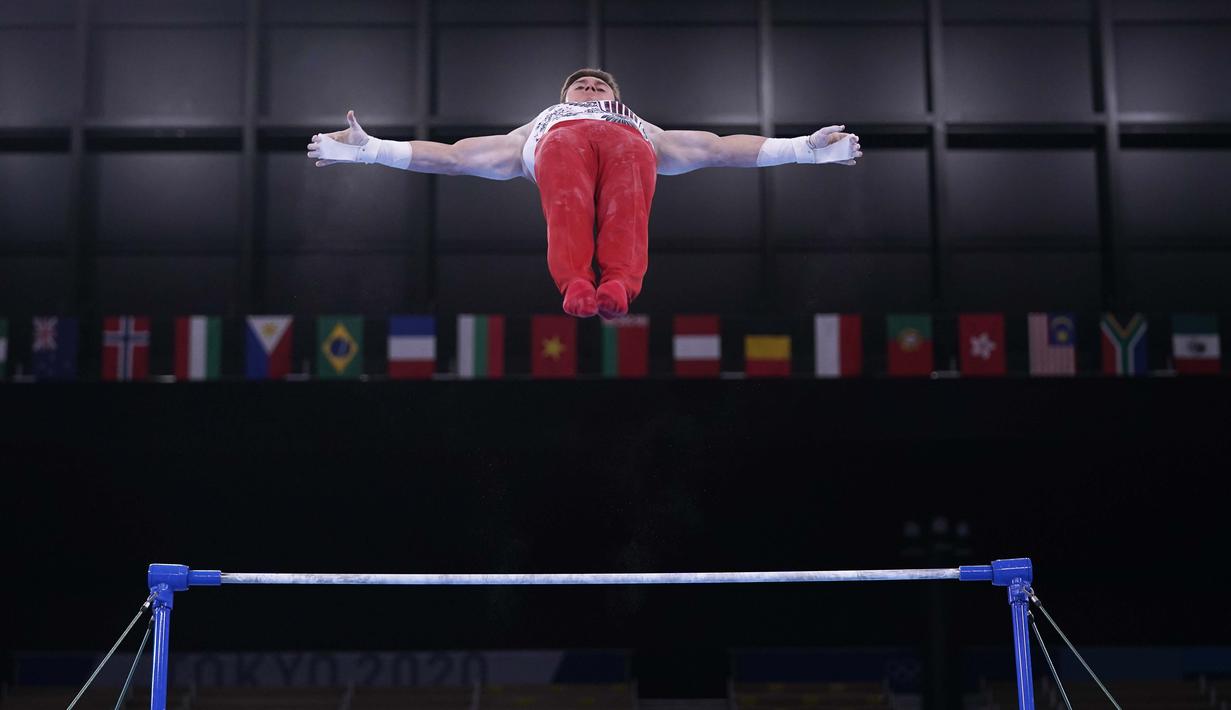 Brody Malone asal Amerika Serikat tampil dalam kualifikasi senam artistik putra di Olimpiade Tokyo 2020, Sabtu (24/7/2021). (Foto: AP/Gregory Bull)