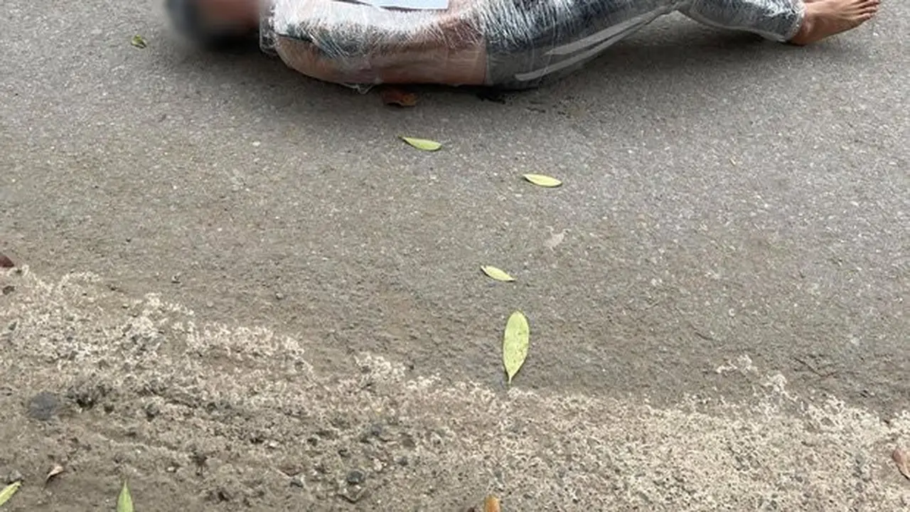 Viral Tak Bisa Bayar Tagihan Tato, Pria Ini Dibungkus Dengan Plastik Wrap