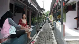 Sejumlah penghuni rumah dinas di asrama Dinas Kebersihan DKI di Lenteng Agung, Jakarta, Jumat (30/9). 32 rumah disegel karena banyak dari rumah dinas yang dialihfungsikan, disewakan hingga ditempati penghuni tidak berhak. (Liputan6.com/Yoppy Renato)