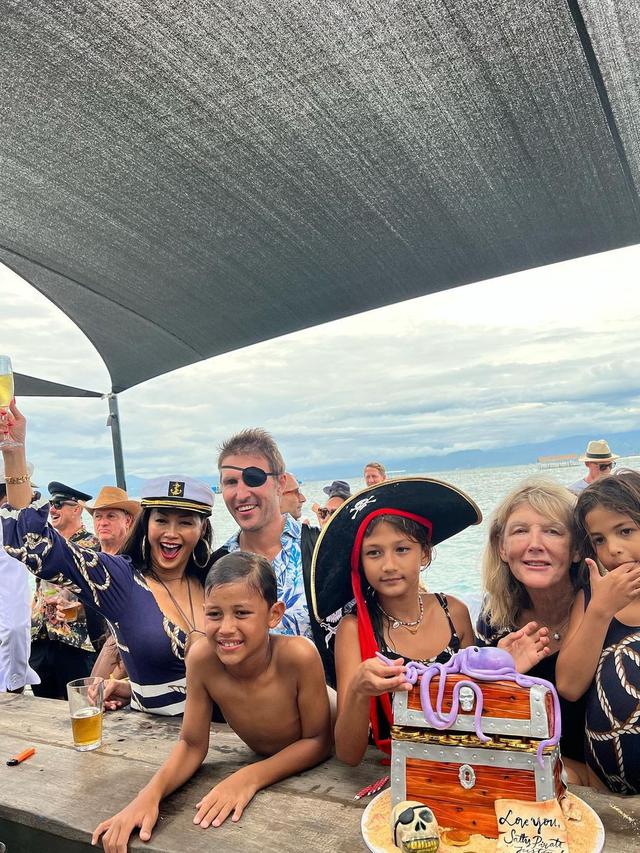 Tampil Pakai Baju Pelaut, Ini 7 Potret Indah Kalalo di Ulang Tahun Suami