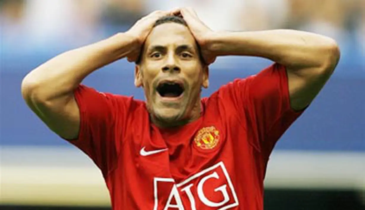 Manchester United's English Defender Rio Ferdinand reacts during a Premier League match against Chelsea at Stamford Bridge in London, on September 21, 2008. AFP PHOTO / GLYN KIRK