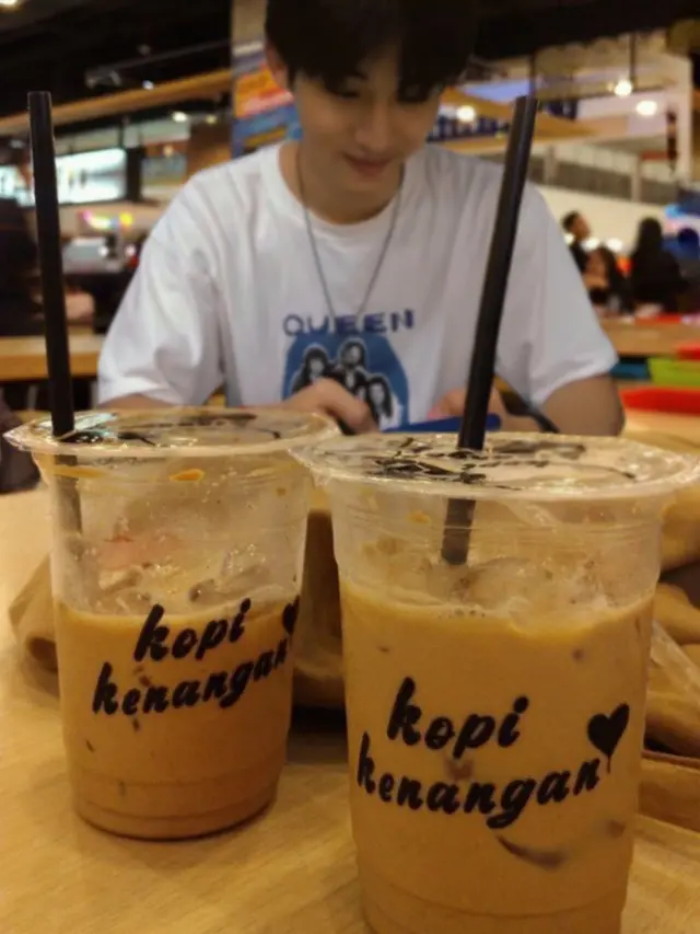 6 Editan Foto Idol K-Pop Lagi Nongkrong di Kafe Ini Bikin Halu