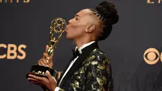 Lena Waithe berpose dengan trofi usai meraih penghargaan pada Emmy Awards 2017 di Los Angeles, Minggu (17/9). Lena Waithe menjadi perempuan kulit hitam pertama yang meraih Emmy Awards dari kategori Best Comedy Writing. (Jordan Strauss/Invision/AP)