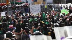 Demonstran hak-hak aborsi menggelar protes selama pawai Hari Dekriminalisasi Aborsi di Amerika Latin dan Karibia di Mexico City, Meksiko, Senin (28/9/2020). (AP Photo/Marco Ugarte)