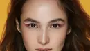 Chelsea Islan tampil chic mengenakan graphic eyeliner warna pink yang dibuat model wings. Ditambah dengan eyeshadow merah di bawaha graphic eyelinernya. Dok instagram @archangelachelsea.
