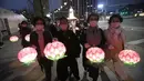 Umat mengenakan masker saat merayakan ulang tahun Buddha di Gwanghwamun Plaza, Seoul, Korea Selatan, Kamis (30/4/2020). Ulang tahun Buddha kali ini dirayakan di tengah pandemi virus corona COVID-19. (AP Photo/Ahn Young-joon)