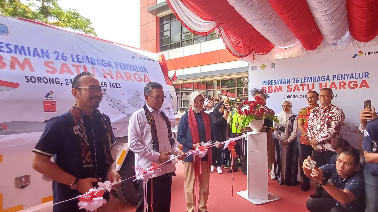 Peresmian 26 penyalur BBM Satu Harga di Papua dan Maluku bersama Kementerian Energi dan Sumber Daya Mineral (ESDM) dan Badan Pengatur Hilir Minyak dan Gas Bumi (BPH Migas) di Kota Sorong, Papua Barat Daya, Jumat (24/11/2023). (Maul/Liputan6.com)