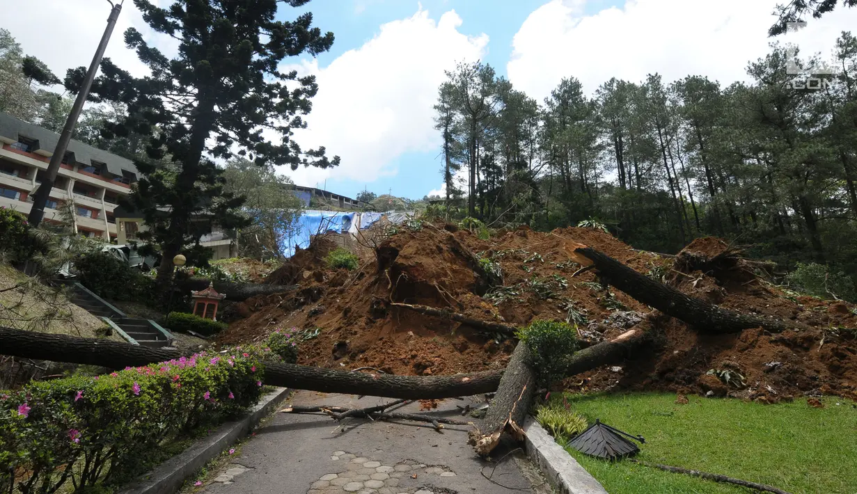 Tumpukan tanah terlihat di area lokasi peristirahatan akibat longsor di kawasan Ciloto, Cianjur, Jawa Barat, Sabtu (31/3). Longsor yang terjadi Rabu (28/3) lalu diduga adanya pergerakan tanah sehingga menyebabkan longsor. (Liputan6.com/Helmi Fithriansyah)