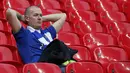 Seorang suporter Everton terlihat sedih saat timnya kalah dari Manchester United pada semifinal Piala FA di Stadion Wembley, London, Sabtu (23/4/2016). (Action Images via Reuters/Andrew Couldridge)
