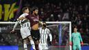 <p>Bek Juventus Mattia De Sciglio (Kiri) dan gelandang Salernitana Tonny Vilhena melakukan sundulan pada pekan ke-21 Liga Italia 2022/2023 di Stadio Arechi, Rabu dini hari WIB (8/2/2023). Sampai pertandingan berakhir, Juventus gagal mencetak gol lagi meski berhasil mengambil alih permainan. (Photo by Andreas SOLARO / AFP)</p>