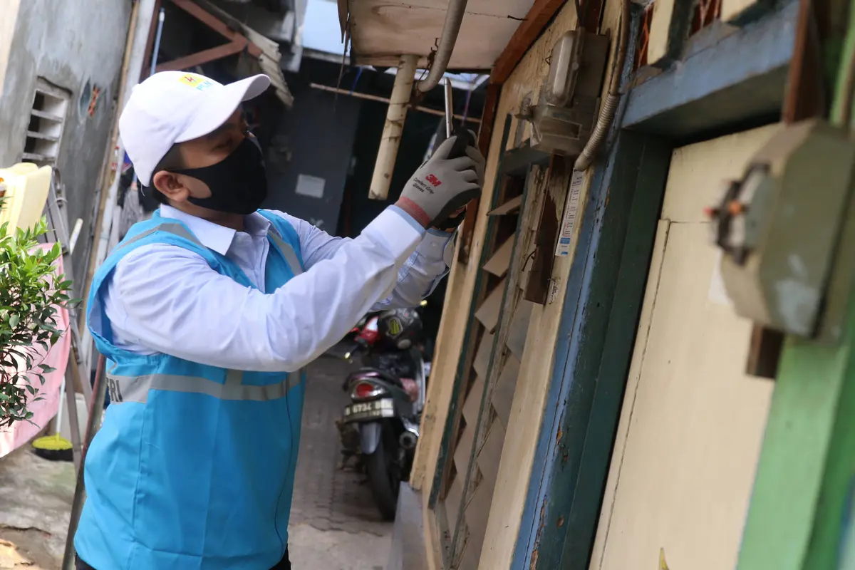 PLN Cek Langsung Meteran Rumah Warga