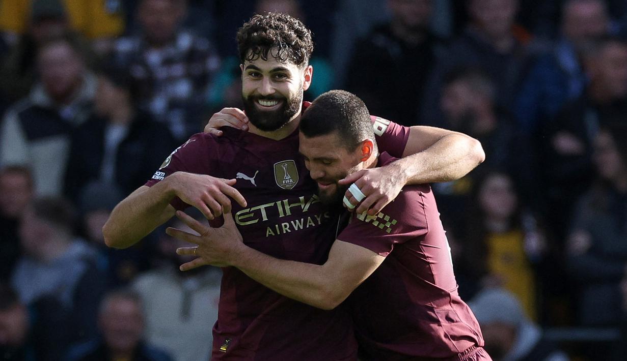 Josko Gvardiol (kiri) merayakan gol bersama Mateo Kovacic yang menjadi penyama kedudukan pada pertandingan Manchester City melawan Wolverhampton di pekan ke delapan Premier League 2024/2025 di Molineux, Minggu (20/10/2024) malam WIB.