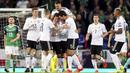 Para pemain Jerman merayakan gol yang dicetak oleh Sebastian Rudy ke gawang Irlandia Utara pada laga Kualifikasi Piala Dunia 2018 di Stadion Windsor Park, Kamis (5/10/2017). Jerman menang 3-1 atas Irlandia Utara. (AP/Brian Lawless)